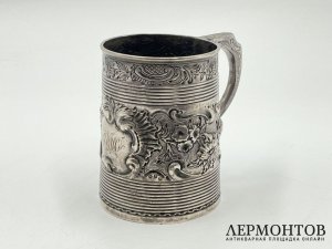 Кружка с растительным орнаментом. Англия, Лондон, 1799 год. Серебро 925, выколотка.