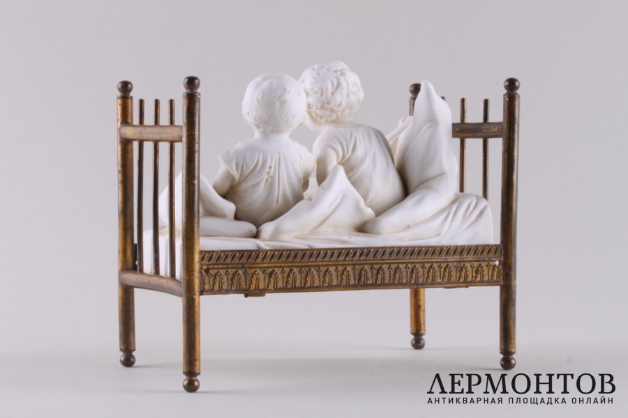 Скульптура Двое детей на кровати. Фарфор, латунь. Германия, 1880-1900е.