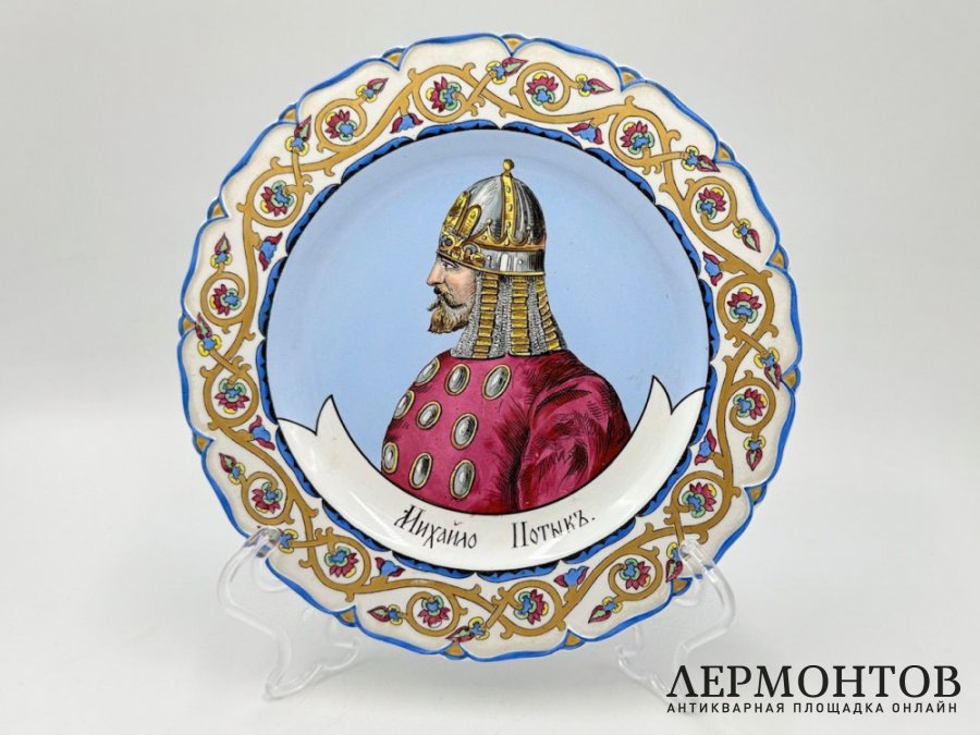 Тарелки из серии богатыри. Россия, М. Кузнецов, 1900-е гг. Фарфор, роспись.