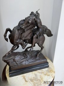 Скульптура «Сражающаяся амазонка». Шпиатр, по модели А. Кисса, H. Gladenbeck, Германия, конец 19 — начало 20 века