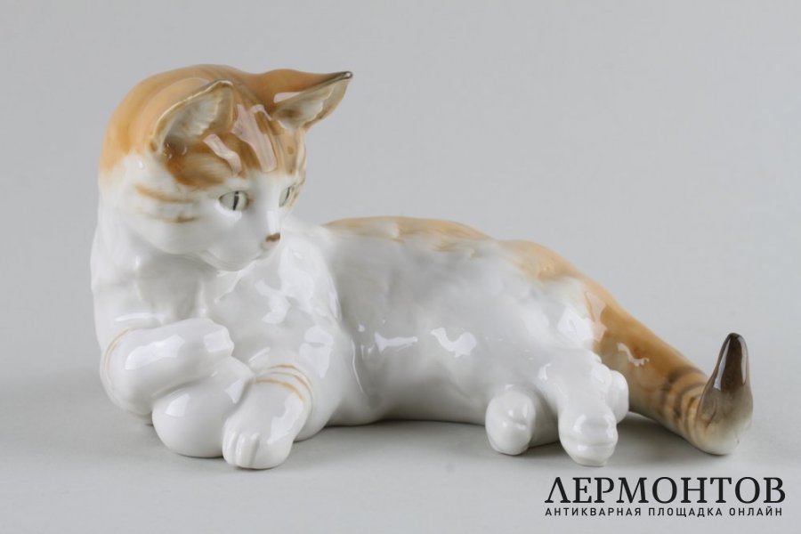 Статуэтка Кошка лежащая с мячом. Фарфор.  Фабрика Hutschenreuther, Германия, 1970-е.