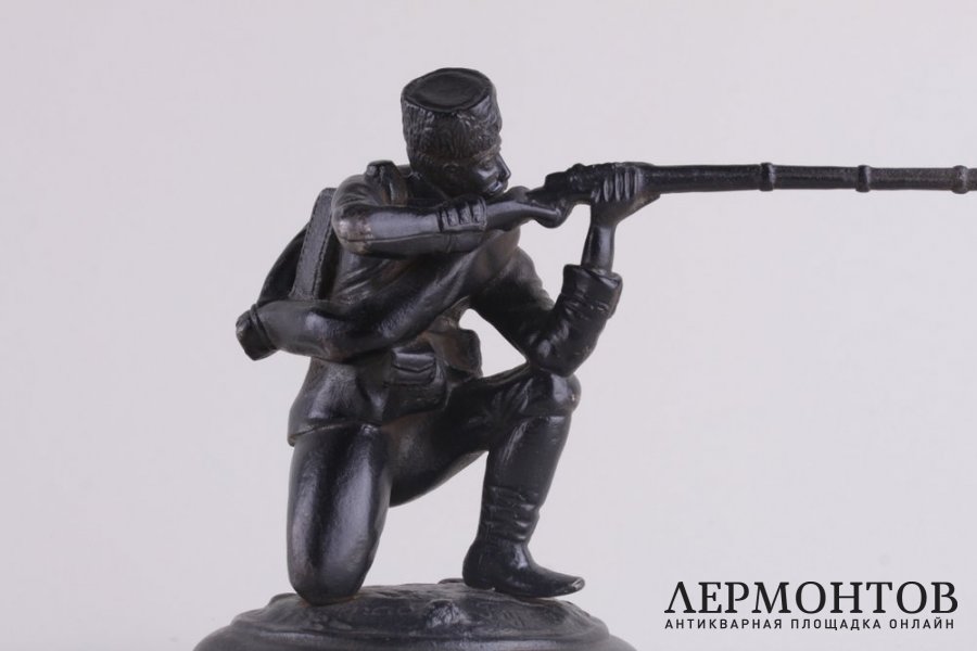 Скульптура. Стрелок с колена. Чугун. Касли. Российская империя. 1900 г.