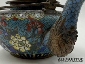 Чайник с цветочной композицией. Китай, 19 век. Металл, эмаль клуазоне.