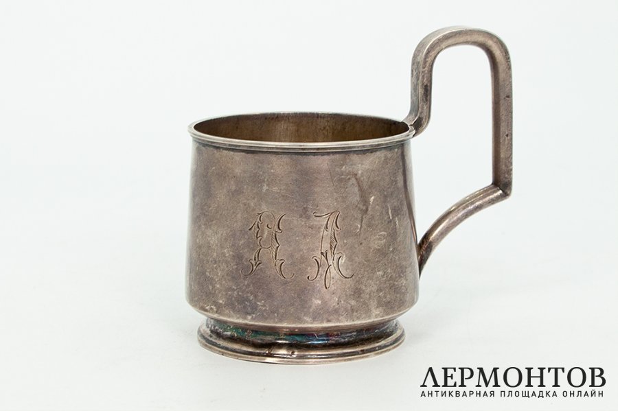 Подстаканник лаконичной формы. Россия, мастер PJS, 1889 год. Серебро 84 пробы.