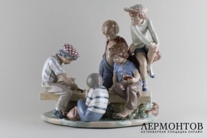 Статуэтка Мальчики играющие в карты. Nao by Lladro.  Фарфор. Испания. 80-е гг. XX в.