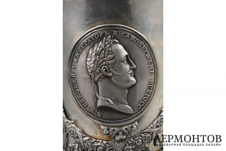 Кружка украшеная монетами. Россия, 1840 г, мастер HJ. Серебро 84 пробы.