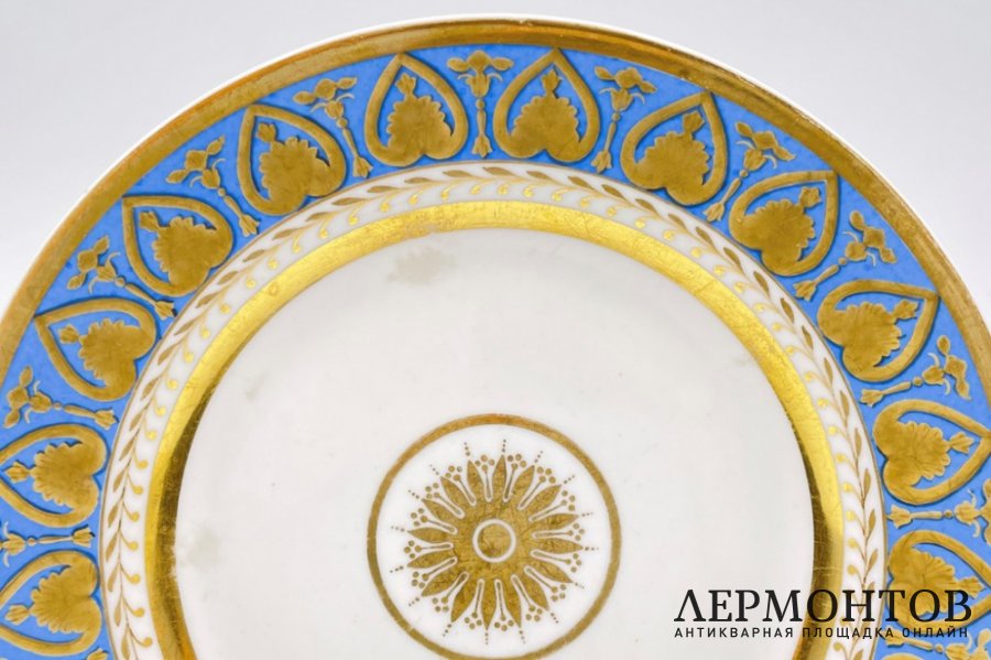 Тарелка из Ропшинского сервиза. Россия, ИФЗ, Александр II, 1850-80-е гг. Фарфор.