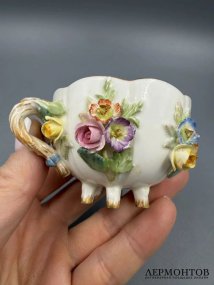 Кофейная пара с лепными цветами. Фарфор, роспись, Meissen, Германия, начало 19 века