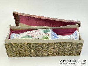 Ваза с росписью в родной коробке. Китай, 1960-е гг. Фарфор, роспись.