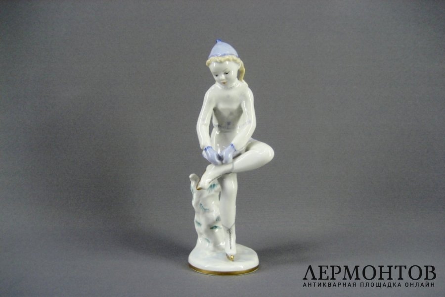 Юная фигуристка. Фарфор. СССР, ЛФЗ, 50-60-е годы ХХ века.