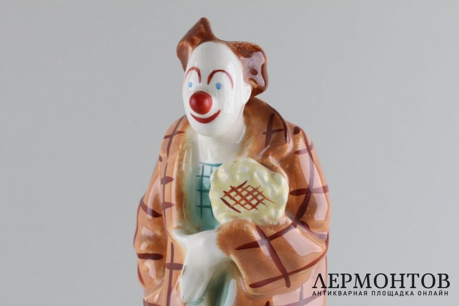 Статуэтка Клоун с букетом. Ditmar  Urbach, Чехословакия. Фарфор, 1918-1938 гг