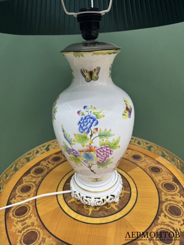 Настольная лампа «Цветы и бабочки» из коллекции «Queen Victoria». Фарфор, роспись, Herend, Венгрия, 1-я половина 20 века