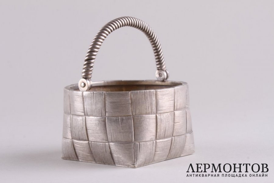 Солонка в виде плетеной корзинки. Серебро 84 пробы. Россия,1880-90 годы.