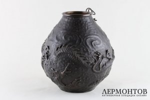 Ваза с драконом в китайском стиле. Бронза. Япония, начало ХХ века.