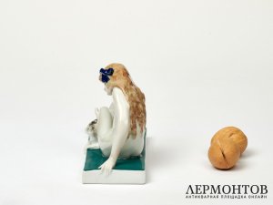 Статуэтка «Обнажённая девушка с кошкой». Фарфор, Karl Ens, Германия, 1919–1940 годы