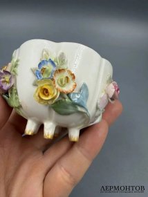 Кофейная пара с лепными цветами. Фарфор, роспись, Meissen, Германия, начало 19 века