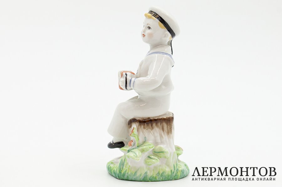 Статуэтка Морячок с гармошкой. СССР, ЛФЗ, автор Г. Столбова, 1970-1986 гг. Фарфор.