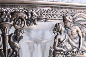 Ваза для фруктов, украшенная античными сценами.  Серебро 950 пробы