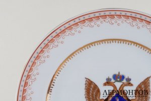 Декоративная тарелка со стилизованным гербом России. Фарфор, роспись. Китай..