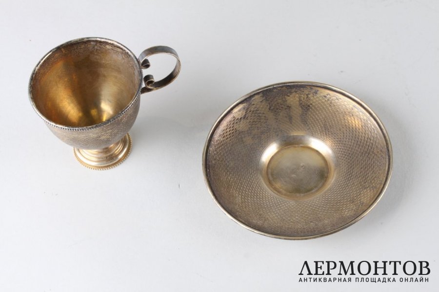 Чайная пара, украшенная узором гильоше. Серебро 84 пробы. Россия, 1879 год