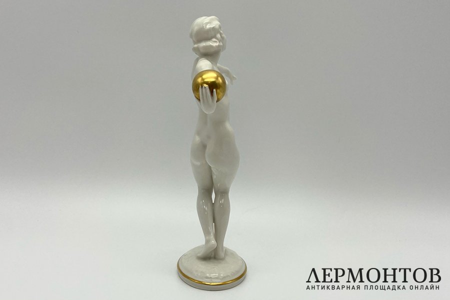 Статуэтка Девушка с мячом, ар-деко. Фарфор. Германия, Хутченройтер, 1955-68