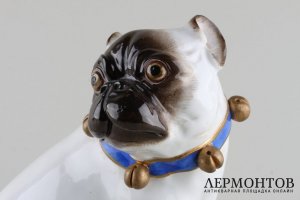 Мопс с щенком. Фарфор, роспись. Германия, Мейсен, XIX в. Модель Иоганна Кендлера.