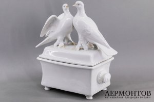 Большая шкатулка Голуби. Фарфор, роспись. СССР, Дулево, А. Сотников, 1950е гг. 