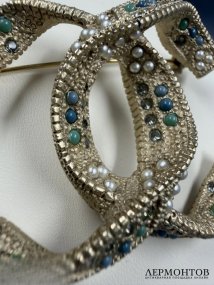 Брошь «CC. Византия» с жемчугом и смальтой. Ювелирный сплав, Chanel, Франция, 2016 год