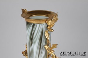 Декоративная ваза с фигурным туловом, украшенная фигурками ящерок и желудями. Стекло.