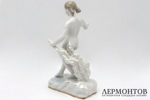 Статуэтка Девочка, входящая в воду. Фарфор, роспись. СССР, Дулево, 1960 г. Гатилова.