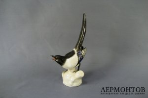 Сорока. Фарфор,ручная роспись. СССР, ЛФЗ, 50-е годы ХХ века.