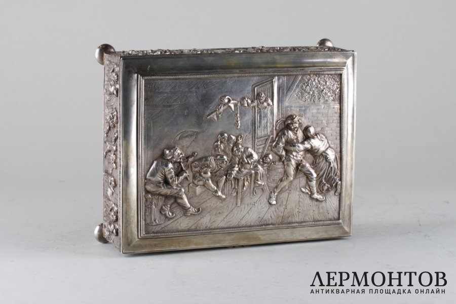  Коробка  с изображением сцены в трактире. Серебро 800. Голландия