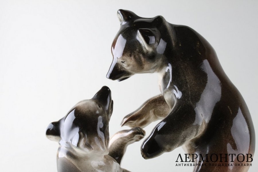 Играющие медвежата. Фарфор, аэрография, роспись. Чехословакия, до 1930-60е гг.