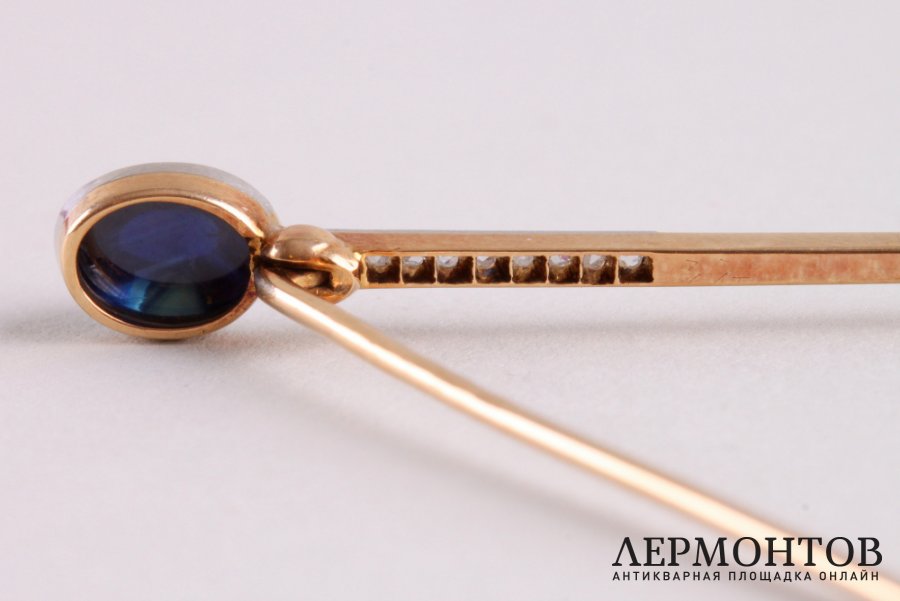 Брошь с сапфиром 2 ct и бриллиантами. СССР. Золото 583 пробы.