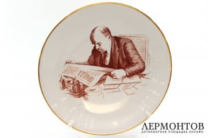 Агитационная тарелка Ленин читает газету Правда. Фарфор. СССР, Дулево, 1960е гг.