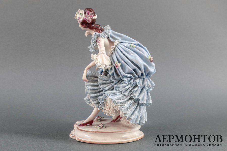 Дама в голубом платье. Германия, Ackermann amp Fritze Volkstedt, 1930 -60 гг.