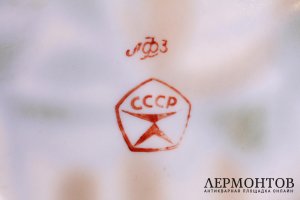 Тарелка с изображением розы в горшке.Фарфор. СССР,  ЛФЗ, 1970-80-е.
