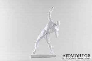 Статуэтка Метатель ядра. Фарфор.  Фабрика Herend, Венгрия, 1950-е годы.