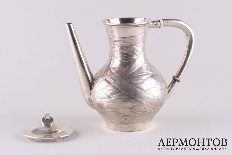 Чайник в русском стиле лоза. Серебро 84 пробы. Стефан Вякевя. Россия, 1887 год.