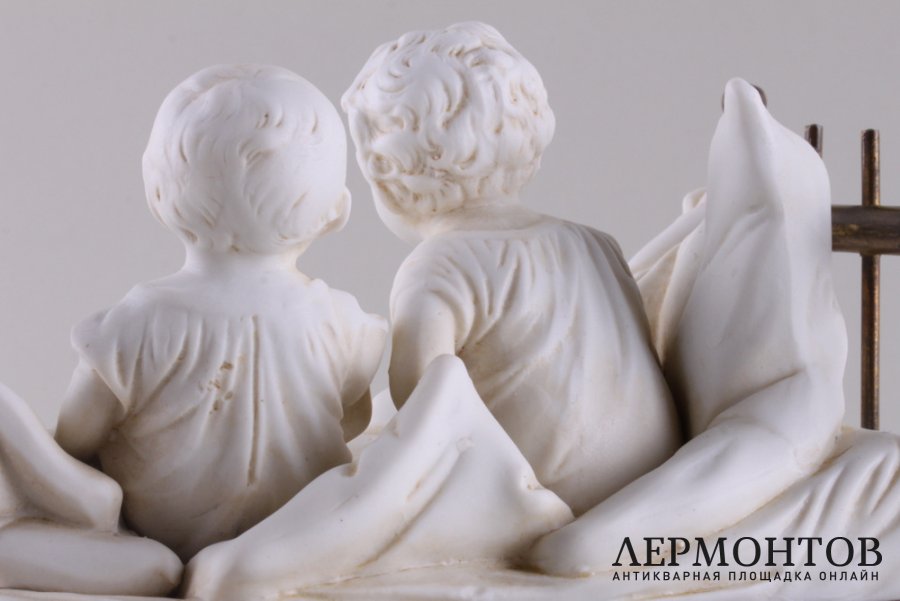 Скульптура Двое детей на кровати. Фарфор, латунь. Германия, 1880-1900е.