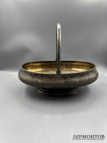 Ваза-сухарница с крышкой и рокальным декором. Серебро 84 пробы, золочение, Т. Рычагов, Россия, 1880–1890 годы