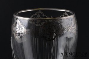 Ваза в виде кубка с серебряным декором на трех ножках. Англия, начало XX в.