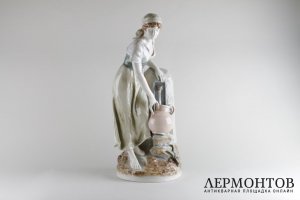 Скульптура Девушка с кувшином.Чехия, мануфактура Royal Dux, 2 пол. 20 в. Фарфор