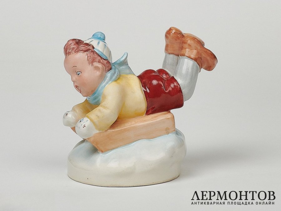 Статуэтка «Девочка на санках». Фарфор, Royal Dux, Чехословакия, 1940 год