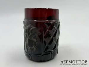 Кружка аметистовое стекло с маскароном. Португалия, 1 пол. 20 века.
