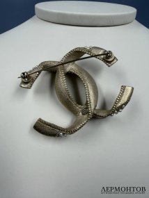 Брошь «CC. Византия» с жемчугом и смальтой. Ювелирный сплав, Chanel, Франция, 2016 год