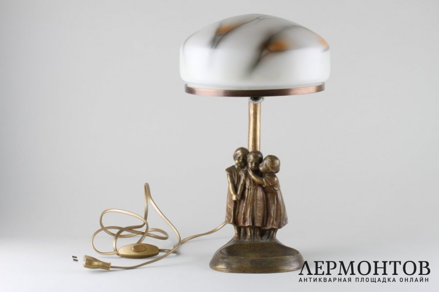 Лампа в стиле модерн с фигурами троих детей. Австрия, Вена, автор модели П. Терещук.