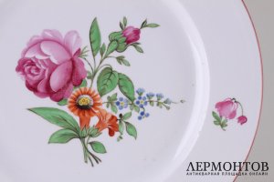 Круглое блюдо из сервиза с цветочным декором и маркой Придвор. Россия, ИФЗ, 19 в.