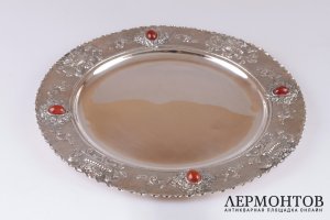 Блюдо круглое с цветочным узором и  камнями. Серебро 800 пробы. Италия