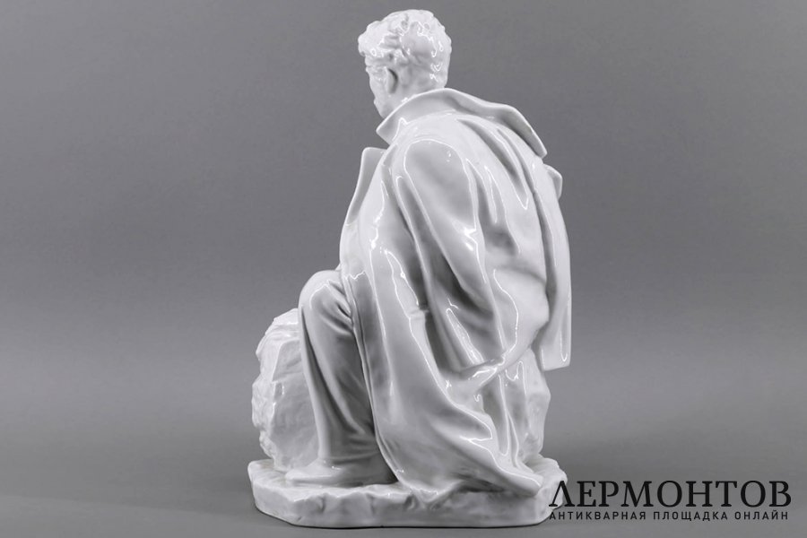 Статуэтка Сталин в ссылке. Фарфор. СССР, ЛФЗ, Захаров Е., 1950е гг.